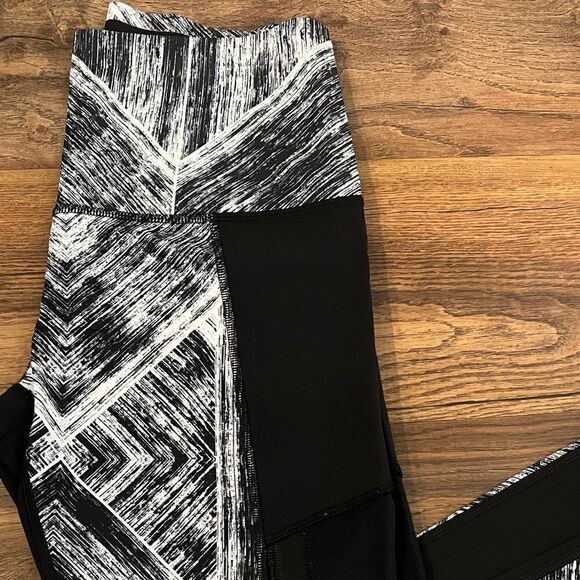 Lululemon Black/White Marble Cropped Leggings - Picture 2 of 7
